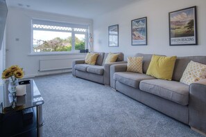 House (3 Bedrooms) | Living area | TV - Cefn Road - 3 Bedroom Bungalow - Glais (Swansea)