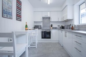 House (3 Bedrooms) | Private kitchen | Microwave, oven - Cefn Road - 3 Bedroom Bungalow - Glais (Swansea)