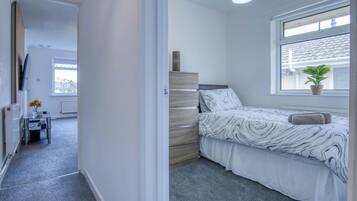 3 bedrooms, iron/ironing board, bed sheets