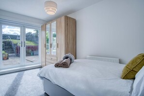 3 bedrooms, iron/ironing board, bed sheets - Cefn Road - 3 Bedroom Bungalow - Glais (Swansea)