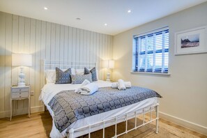 3 bedrooms, iron/ironing board, bed sheets - Ty Florence - 3 Bedroom Cottage - Bayview Oxwich (Swansea)
