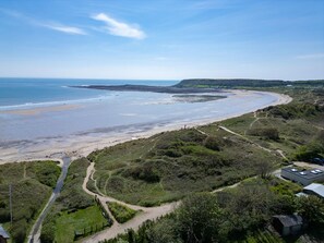 On the beach, scuba diving, windsurfing - Sea Breeze Apt 1 - 1 Bedroom - Horton Beach (Swansea)