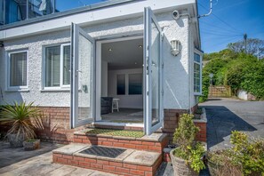 Front of property - Sea Breeze Apt 1 - 1 Bedroom - Horton Beach (Swansea)