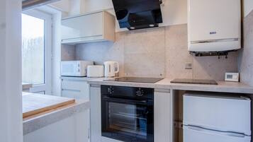 Huoneisto (1 Bedroom) | Yksityinen keittiö | Mikroaaltouuni, uuni