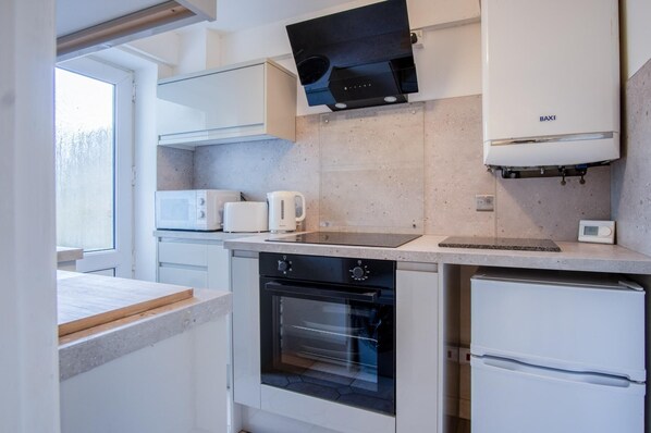 Huoneisto (1 Bedroom) | Yksityinen keittiö | Mikroaaltouuni, uuni