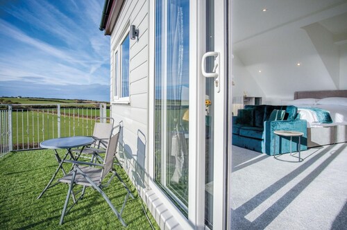 The Penthouse - 1 Bedroom Apartment - Ocean Breeze