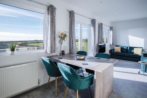 Dining - The Penthouse - 1 Bedroom Apartment - Ocean Breeze (Swansea)