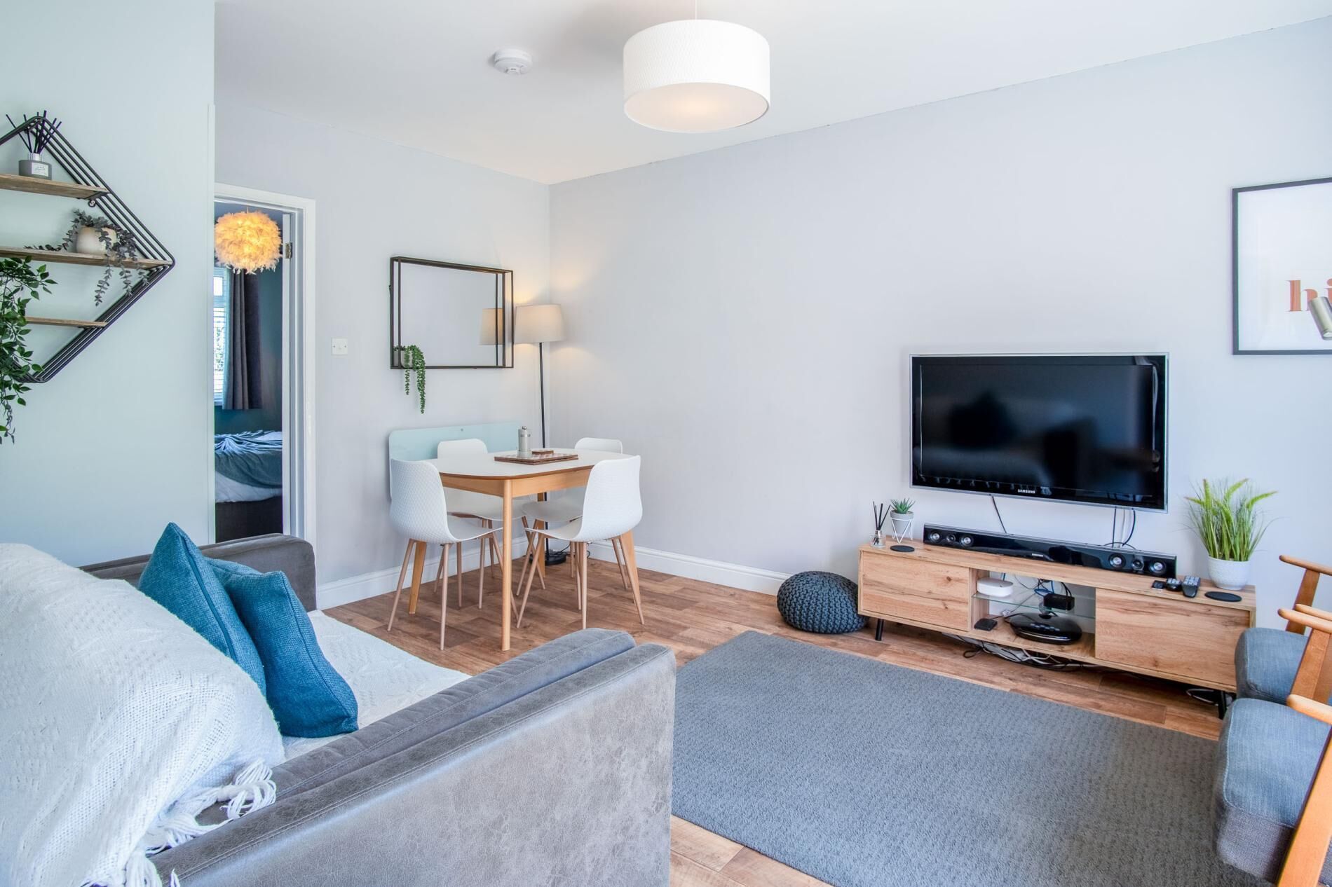 Chalet (2 Bedrooms) | Area keluarga | Televisi 30-inci dengan saluran TV digital