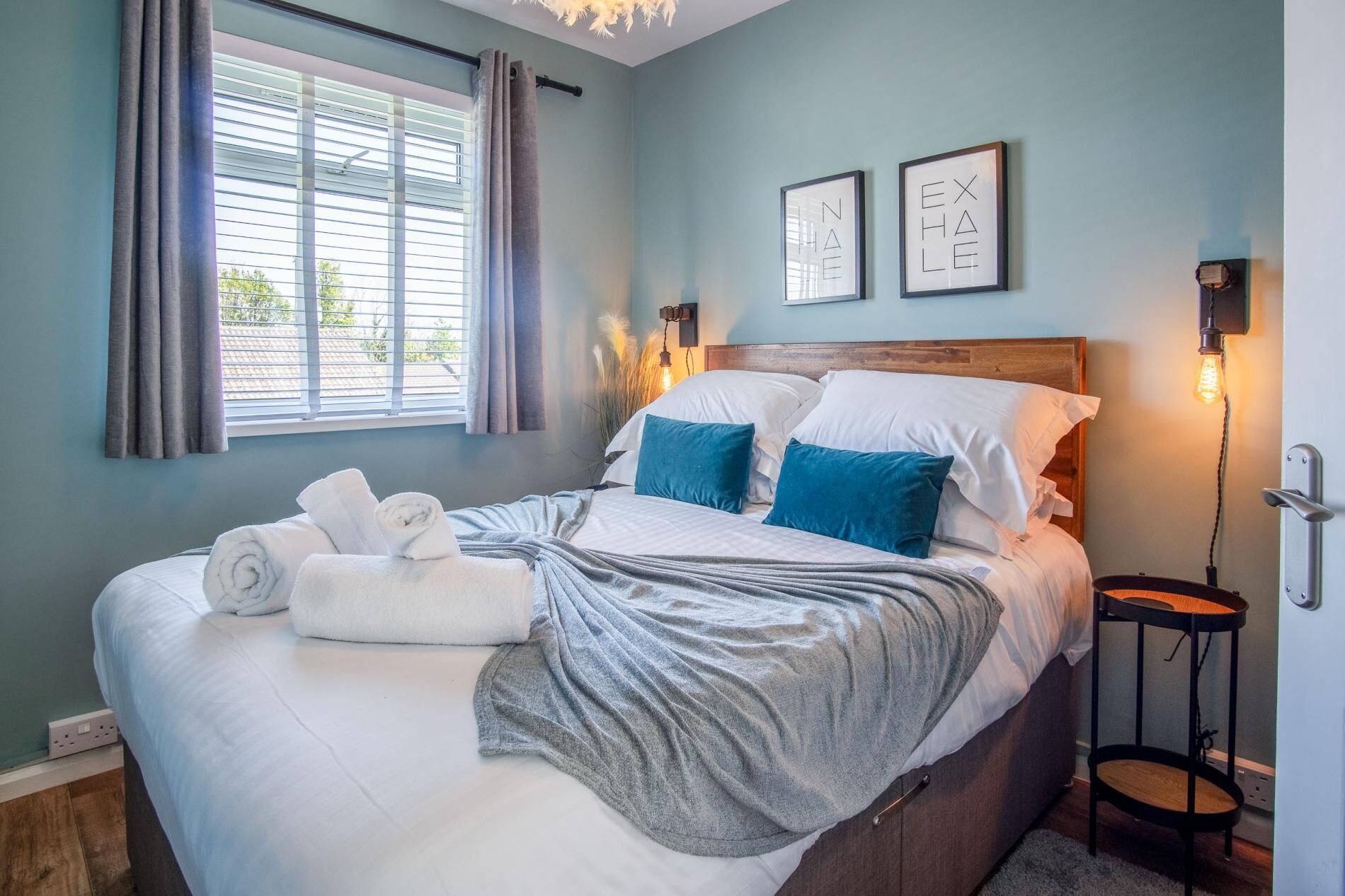 2 kamar tidur, setrika/meja setrika, dan seprai linen