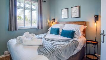 2 kamar tidur, setrika/meja setrika, dan seprai linen