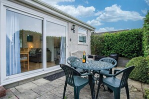 Terrace/patio - Bayview 58 - 2 Bedroom Chalet - Bayview Oxwich (Swansea)