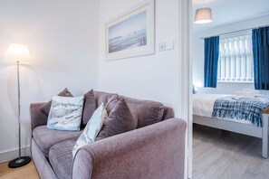 ชาเลท์ (2 Bedrooms) | บริเวณนั่งเล่น | ทีวี, เครื่องเล่นดีวีดี