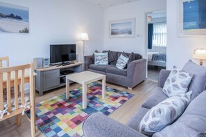 Chalet (2 Bedrooms) | Living area