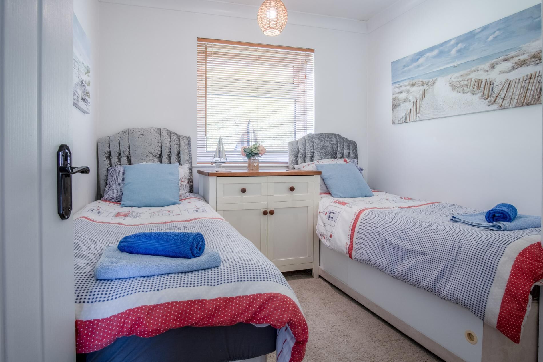 Chalet Comfort (2 Bedrooms) | 2 kamar tidur, setrika/meja setrika, dan seprai linen