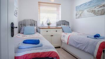 Chalet Comfort (2 Bedrooms) | 2 kamar tidur, setrika/meja setrika, dan seprai linen
