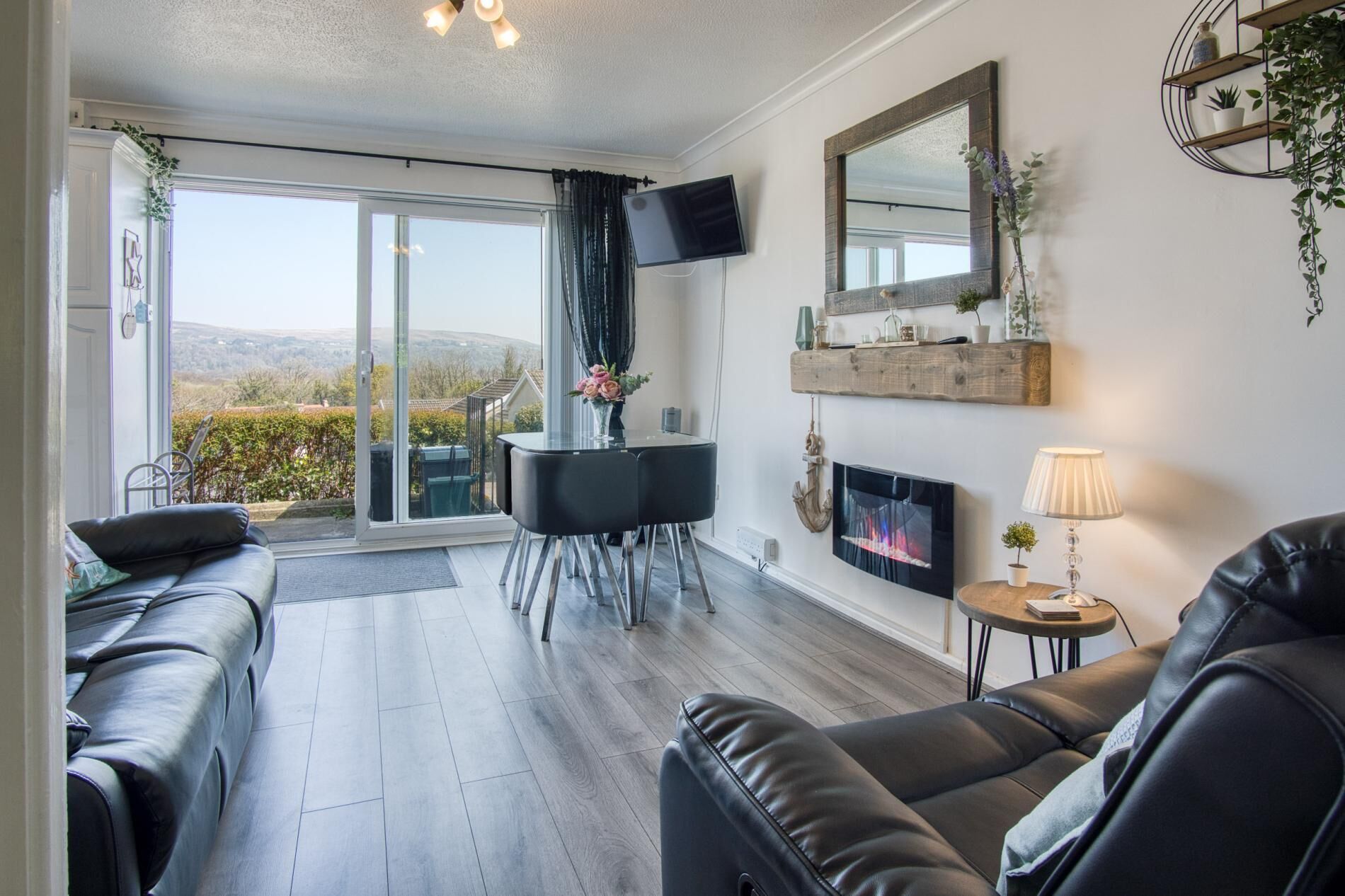 2 kamar tidur, setrika/meja setrika, dan seprai linen