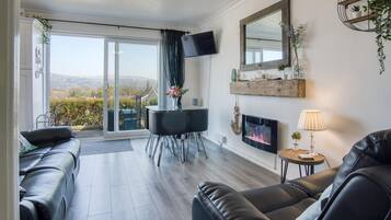 2 kamar tidur, setrika/meja setrika, dan seprai linen