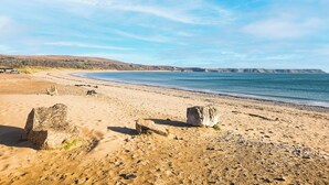 A beach with large rocks and a clear sky. - Bayview 32 - 2 Bedroom Chalet - Bayview Oxwich (Swansea)