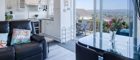 2 عدّة غرف نوم ومكواة/لوح كي وملاءات أسرّة