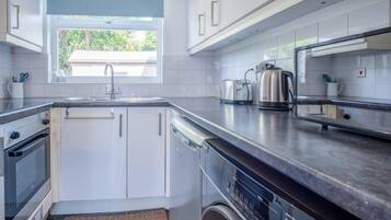 Chalet (2 Bedrooms) | Private kitchen | Microwave, oven