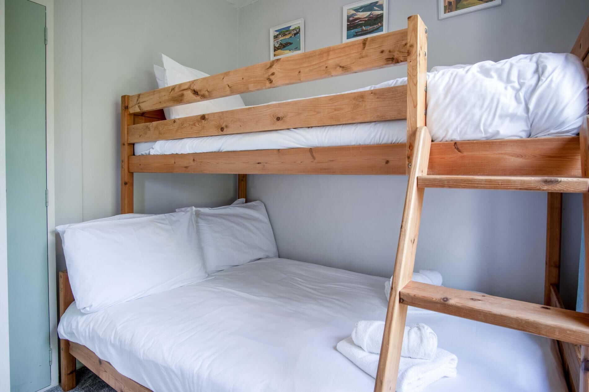 2 bedrooms, iron/ironing board, bed sheets