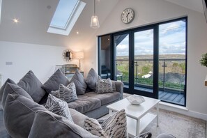 Cottage (3 Bedrooms) | Living area