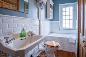 Mökki (3 Bedrooms) | Kylpyhuone | Erillinen kylpyamme ja suihku, pyyhkeet