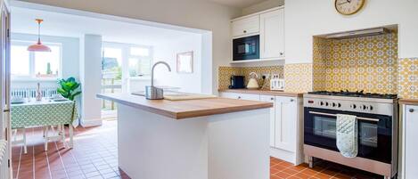 Micro-ondes, four, chaise haute