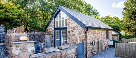 Cottage (2 Bedrooms) | Front of property