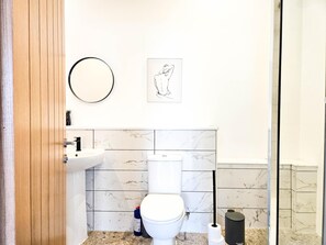 Apartment (0 Bedroom) | Bathroom | Separate bathtub and shower, towels, toilet paper - 5 Kings Buildings Apartment - Studio - Swansea (Swansea)