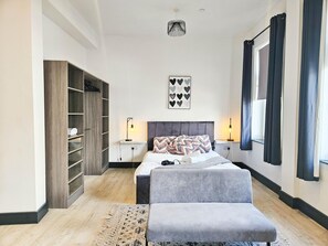 Apartment (0 Bedroom) | Iron/ironing board, bed sheets - 5 Kings Buildings Apartment - Studio - Swansea (Swansea)