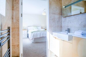 4 Schlafzimmer, Bügeleisen/Bügelbrett, Bettwäsche