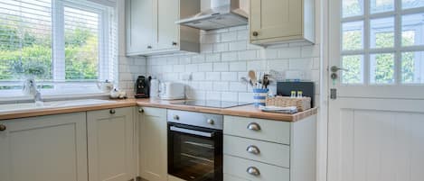 Cottage (2 Bedrooms) | Private kitchen | Microwave, oven