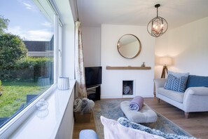 تلفزيون بشاشة مسطحة بحجم 30-بوصة يعرض قنوات تلفزيونية رقمية