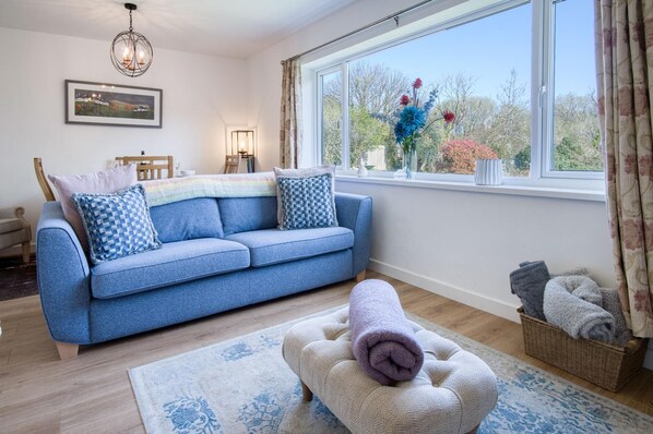 30-inch flat-screen TV with digital channels - The Willows - 2 Bedroom Cottage - Oxwich (Swansea)