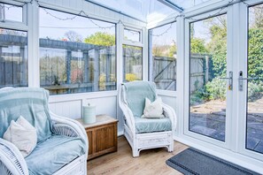 تلفزيون بشاشة مسطحة بحجم 30-بوصة يعرض قنوات تلفزيونية رقمية