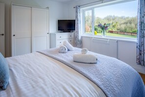 2 bedrooms, bed sheets - The Willows - 2 Bedroom Cottage - Oxwich (Swansea)