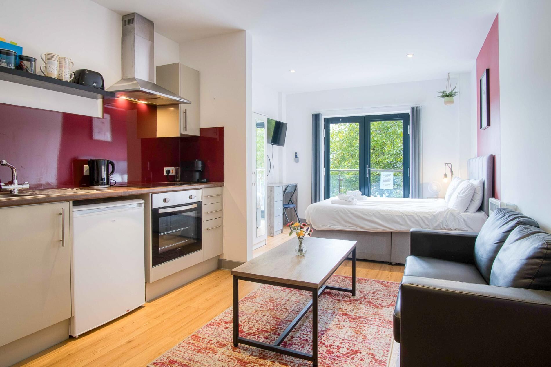 Apartamento (0 Bedroom) | Zona de estar | Televisión de 32 pulgadas con canales digitales