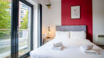 Apartamento (0 Bedroom) | Tabla de planchar con plancha y ropa de cama