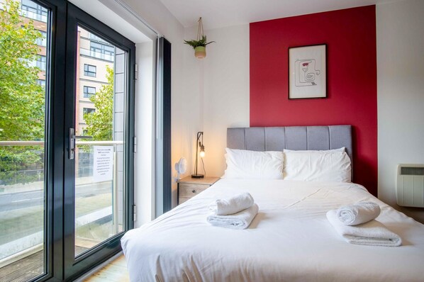 Apartamento (0 Bedroom) | Tabla de planchar con plancha y ropa de cama