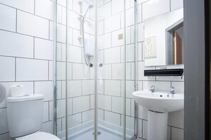 Apartment (0 Bedroom) | Bathroom | Shower, towels - Princess Lofts 3 - 1 Bedroom Studio - Swansea (Swansea)