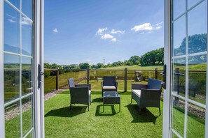 Terrace/patio - Hopkins Retreat Farm - 5 Bedroom House - Swansea (Swansea)