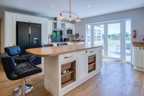 Microwave, oven, highchair, blender - Hopkins Retreat Farm - 5 Bedroom House - Swansea (Swansea)