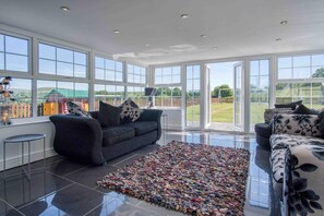 37-inch TV with digital channels - Hopkins Retreat Farm - 5 Bedroom House - Swansea (Swansea)