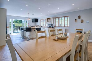 Dining - Hopkins Retreat Farm - 5 Bedroom House - Swansea (Swansea)