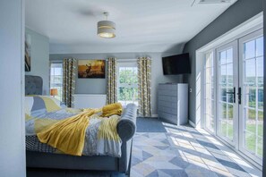 5 bedrooms, laptop workspace, iron/ironing board, bed sheets