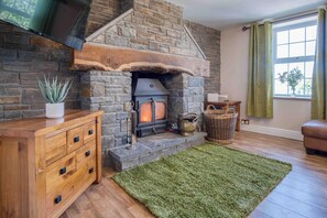 House (5 Bedrooms) | Living area