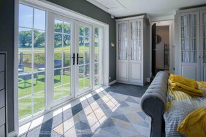 5 bedrooms, laptop workspace, iron/ironing board, bed sheets - Hopkins Retreat Farm - 5 Bedroom House - Swansea (Swansea)