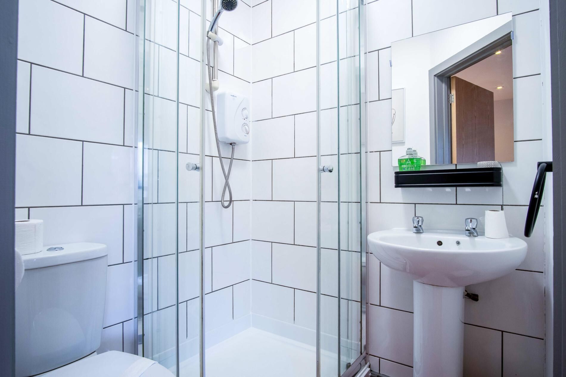 Apartment (0 Bedroom) | Bathroom | Shower, towels