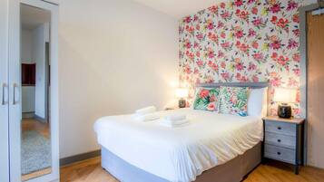 Iron/ironing board, bed sheets